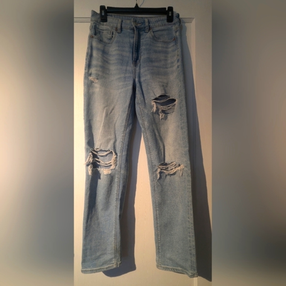 American Eagle Womens Light Wash Ripped Distressed Moms Jeans. Sz 4. Like New!